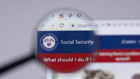 La política actualizada de la SSA requiere verificación de identidad en persona solo para aquellos que solicitan beneficios de jubilación, supervivencia o familiares y no pueden verificar su identidad en línea.